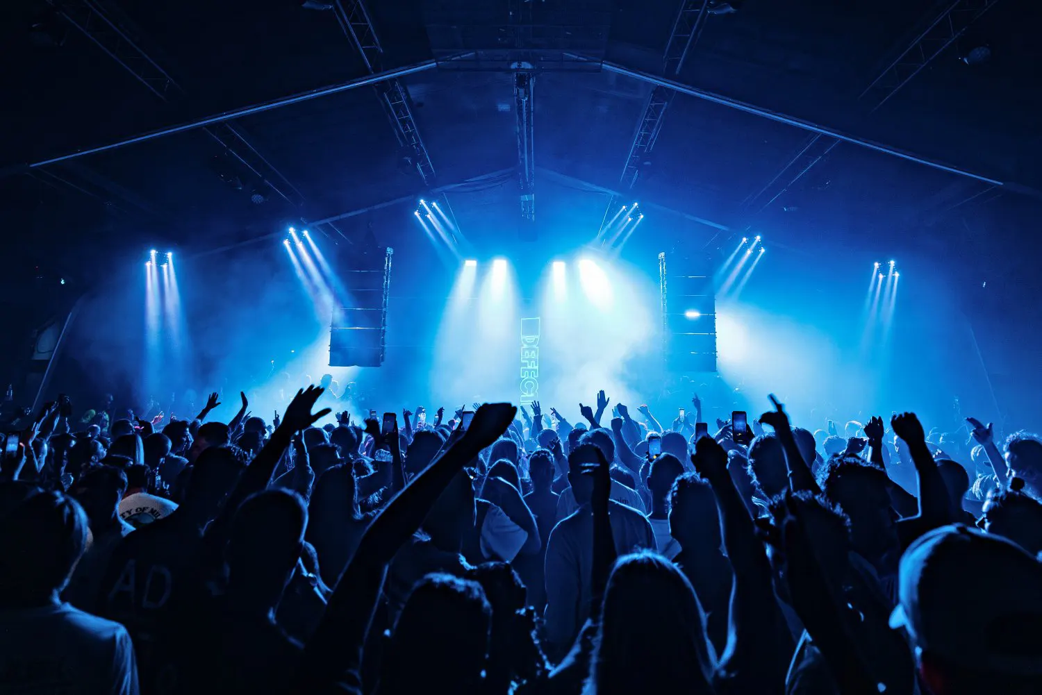 Actuación aérea en elrow con decoración colorida